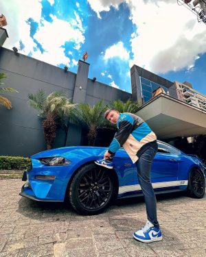 Thomaz Costa Instagram - E se não der certo?
A gente foge pra Miami
Muda de nome
Compra um Mustang
Parte pra outro rolê
Ou então vamos no mirante ali
Nós dois e a blunt
Que o importante vai acontecer
De qualquer jeito é eu e você 🐎