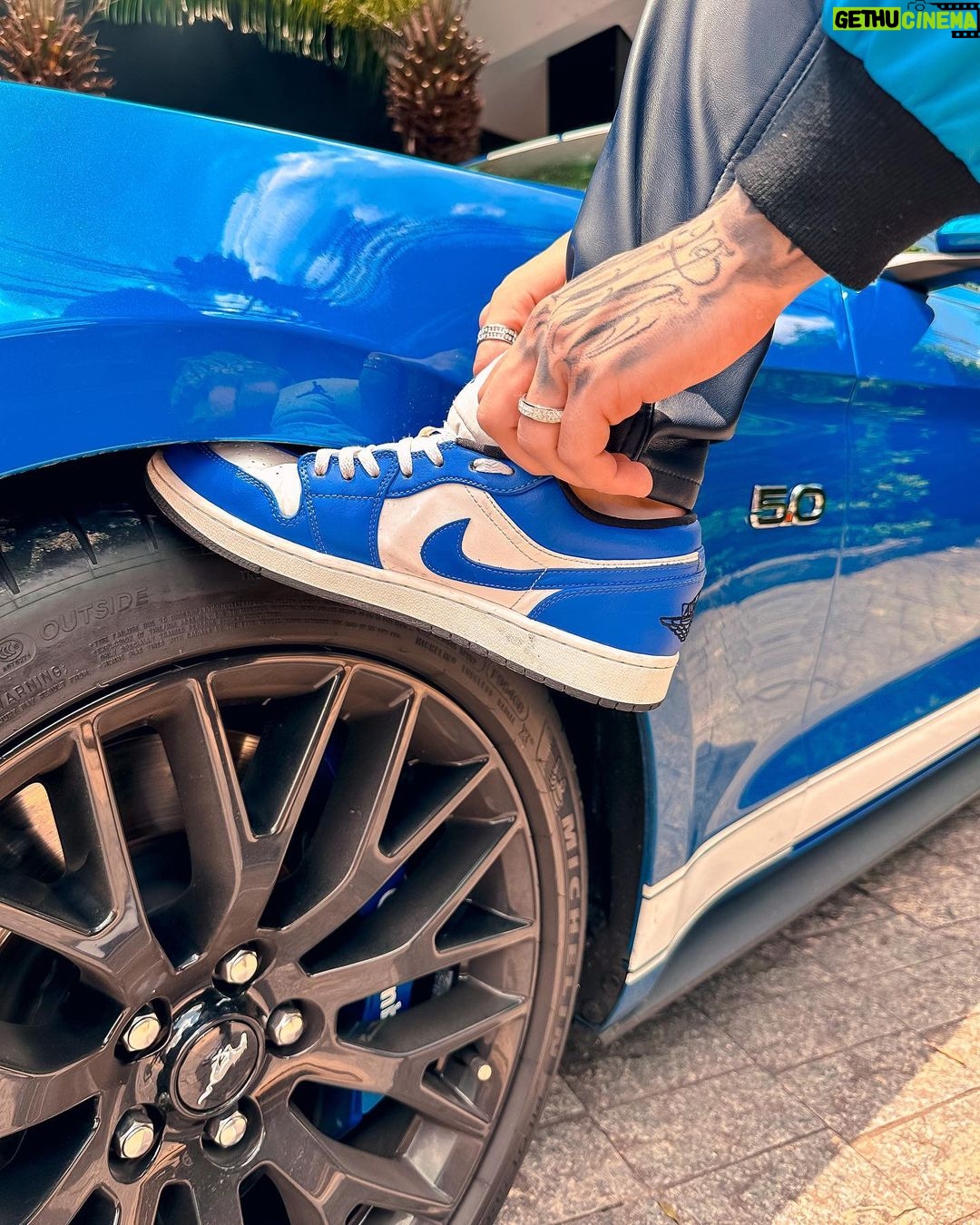 Thomaz Costa - 84.2K Likes - E se não der certo?
A gente foge pra Miami
Muda de nome
Compra um Mustang
Parte pra outro rolê
Ou então vamos no mirante ali
Nós dois e a blunt
Que o importante vai acontecer
De qualquer jeito é eu e você 🐎