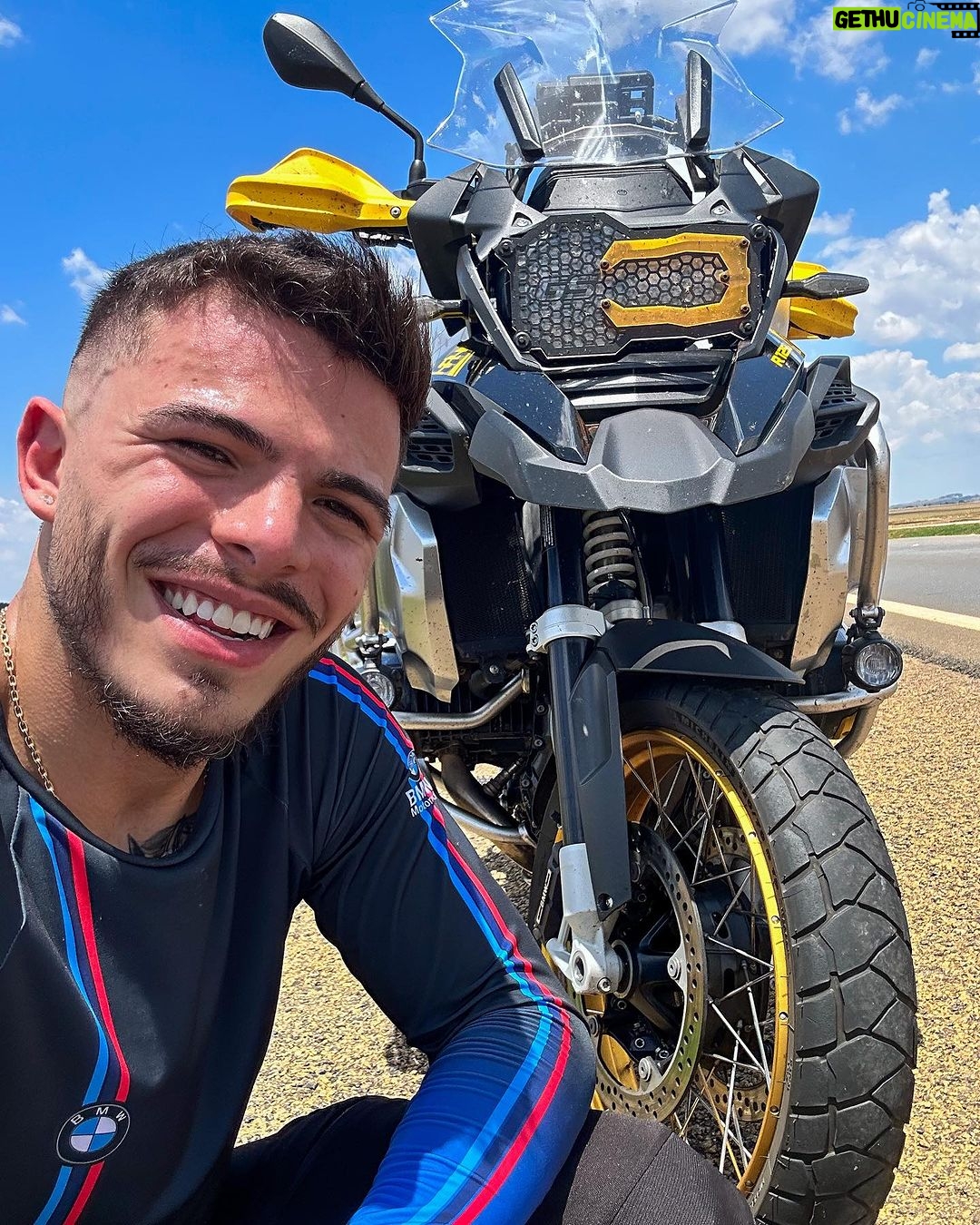 Thomaz Costa Instagram - Viciado em viver 🙌💨 #motorcycle #travel Brasília, Brazil