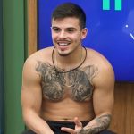 Thomaz Costa Instagram - Sorriso no rosto de quem tá ansioso para mais uma semana que começou! Qual dessas fotos representa o seu mood de hoje: 1 ou 2? 😅🧡 #AFazenda14 #ThoNaFazenda