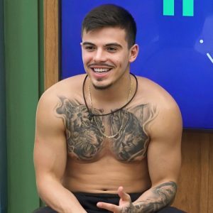 Thomaz Costa Instagram - Sorriso no rosto de quem tá ansioso para mais uma semana que começou! 
Qual dessas fotos representa o seu mood de hoje: 1 ou 2? 😅🧡 #AFazenda14 #ThoNaFazenda