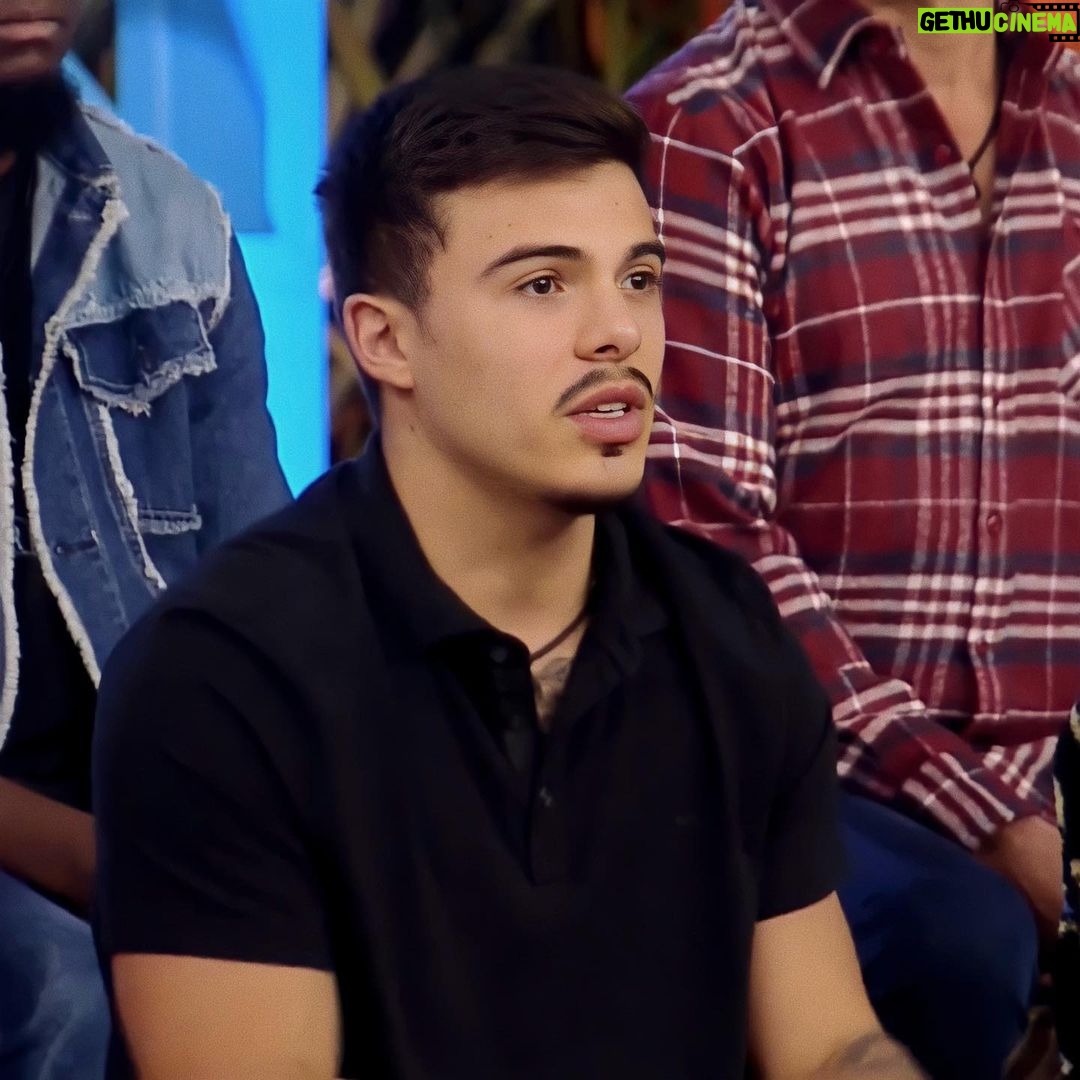 Thomaz Costa Instagram - Foi por pouco no resta um, mas estamos livres dessa roça! Mais uma semana garantida no jogo e fazendo valer a pena cada dia, mostrando o seu coração. 👊🏼🧡 #AFazenda14 #ThoNaFazenda