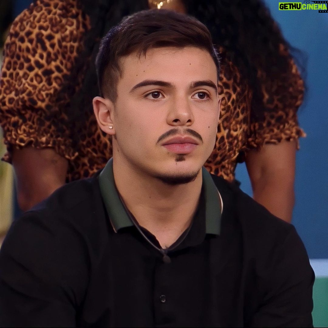Thomaz Costa Instagram - Mais uma semana, check ✅ Hoje rolou a primeira votação da temporada, na qual o Thomaz recebeu 2 votos, e votou em Kerline para defender o Tiago e também justificando o ataque gratuito dela no pós-festa. Mas o que importa é ele salvo dessa roça! 🥳 Gostaram dessa votação? #AFazenda14 #ThoNaFazenda