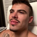 Thomaz Costa Instagram - “Conservemos os nossos olhos fixos em Jesus, pois é por meio dele que a nossa fé começa, e é ele quem a aperfeiçoa. Ele não deixou que a cruz fizesse com que ele desistisse. Pelo contrário, por causa da alegria que lhe foi prometida, ele não se importou com a humilhação de morrer na cruz e agora está sentado do lado direito do trono de Deus. Pensem no sofrimento dele e como suportou com paciência o ódio dos pecadores. Assim, vocês, não desanimem, nem desistam.” ‭‭Hebreus‬ ‭12:2-3‬ ‭