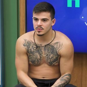 Thomaz Costa Instagram - Sorriso no rosto de quem tá ansioso para mais uma semana que começou! 
Qual dessas fotos representa o seu mood de hoje: 1 ou 2? 😅🧡 #AFazenda14 #ThoNaFazenda