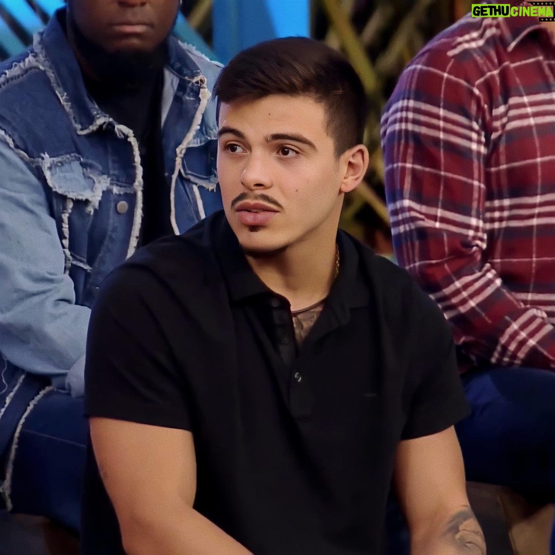 Thomaz Costa Instagram - Foi por pouco no resta um, mas estamos livres dessa roça! Mais uma semana garantida no jogo e fazendo valer a pena cada dia, mostrando o seu coração. 👊🏼🧡 #AFazenda14 #ThoNaFazenda