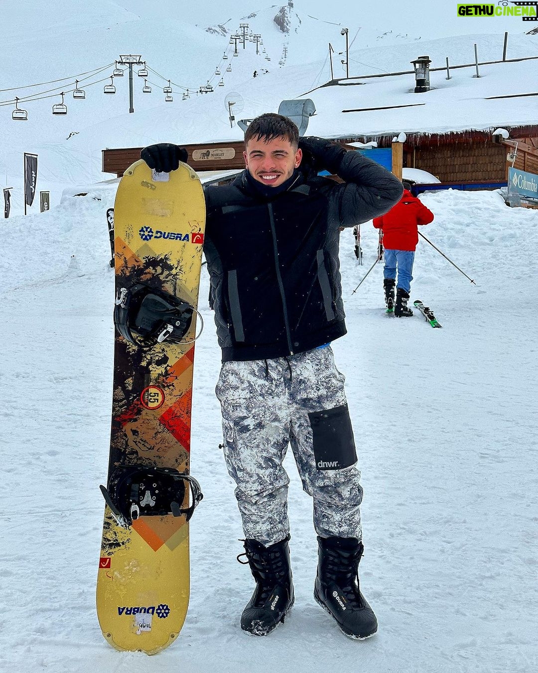 Thomaz Costa Instagram - Lugar magn铆fico! Esporte muito bom!! Peguei a senha de aproveitar o snow 馃弬 Criando experi锚ncias e mem贸rias 馃鉂勶笍 Valle Nevado, Cordillera De Los Andes.
