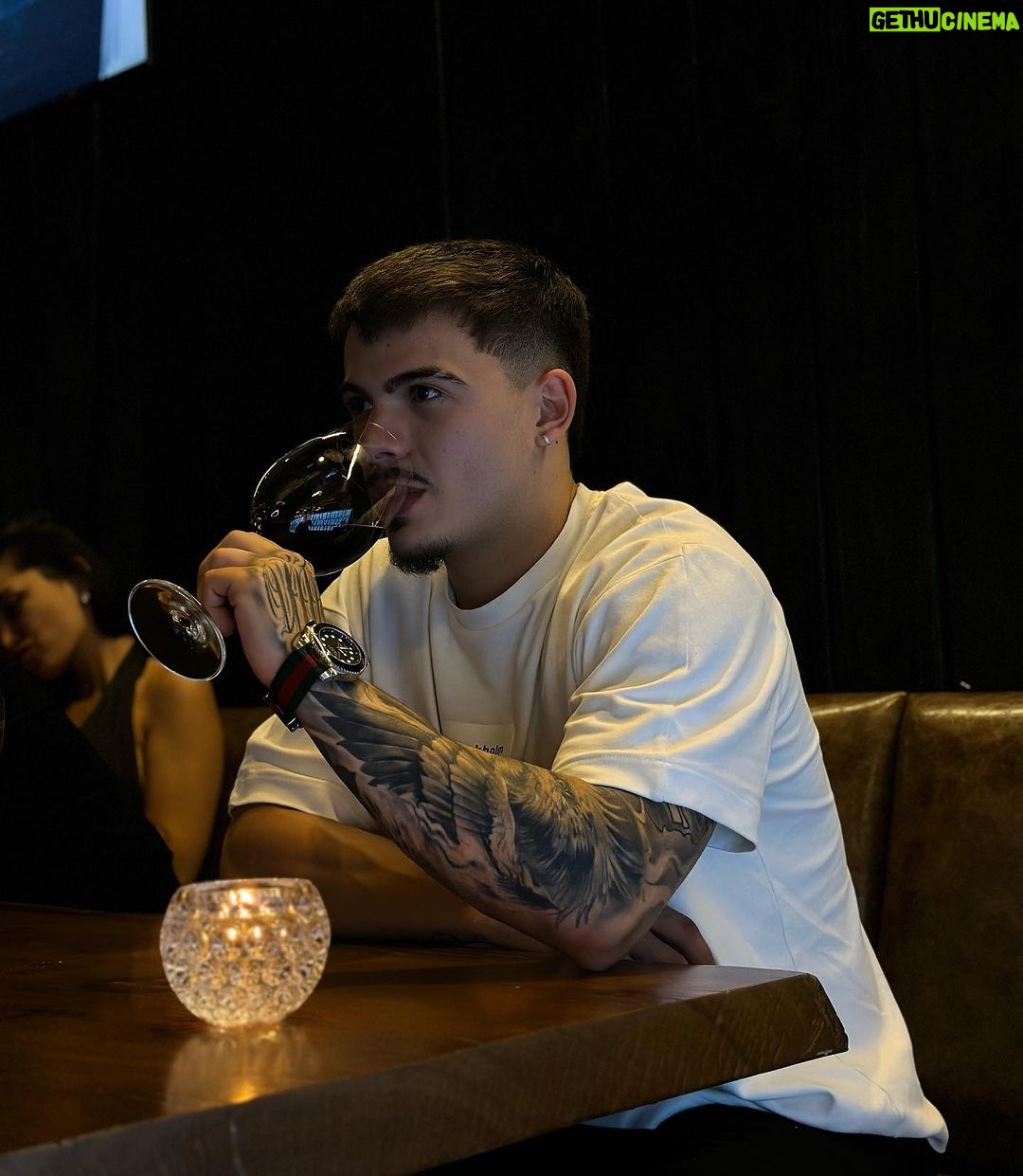 Thomaz Costa Instagram - Brindando à vida com a suavidade de cada gole 🍷✨ (legenda by chat GPT) 🤣 Meet & Eat