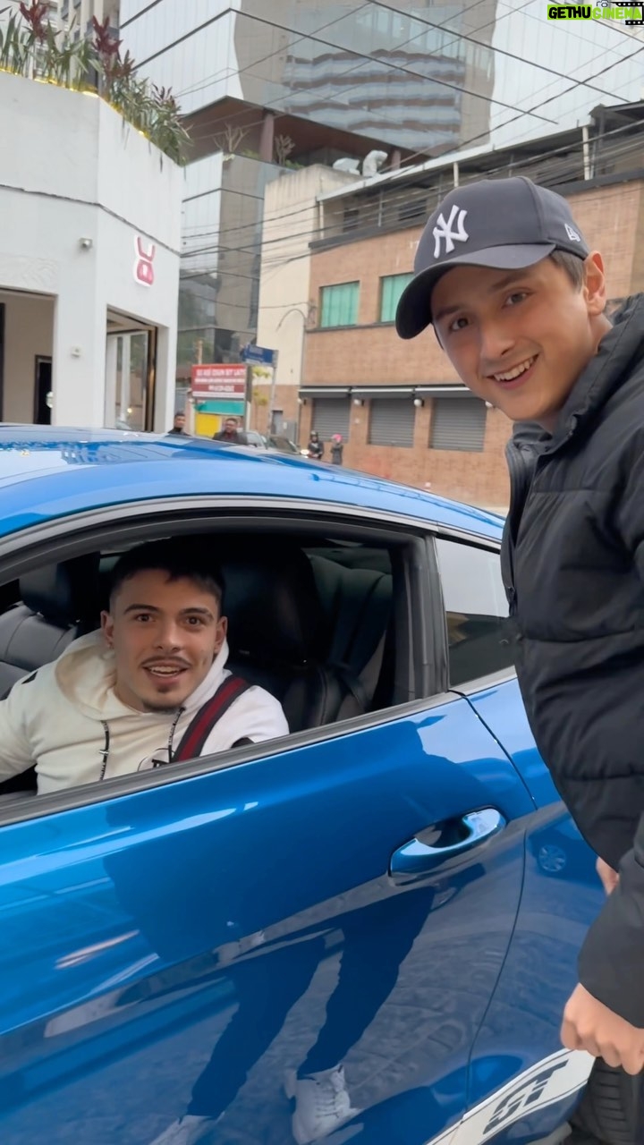 Thomaz Costa Instagram - Comprei um Mustang azul por R$2 milhões e um IPhone. Fiz um bom negócio?