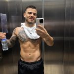 Thomaz Costa Instagram - Glow up 😍🔥 Foto 1 e 2 eu estava acabado 😔… Mentalmente, fisicamente, espiritualmente sem ligar para nada e nem ninguém, muito menos pra mim… mas EU decidi sair daquele cenário e tudo mudou… + 10kg 💪🧠 estou a cada dia buscando evoluir mais… estou só começando 😏