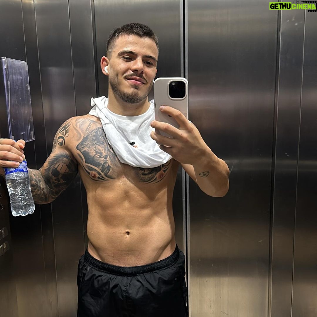 Thomaz Costa Instagram - Glow up 😍🔥 Foto 1 e 2 eu estava acabado 😔… Mentalmente, fisicamente, espiritualmente sem ligar para nada e nem ninguém, muito menos pra mim… mas EU decidi sair daquele cenário e tudo mudou… + 10kg 💪🧠 estou a cada dia buscando evoluir mais… estou só começando 😏