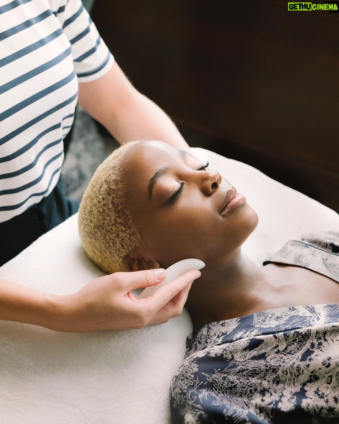 Thuso Mbedu Instagram - 💛 Blonde hair and A spa treatment while cruising through Paris on a boat. Two favorite firsts☺️