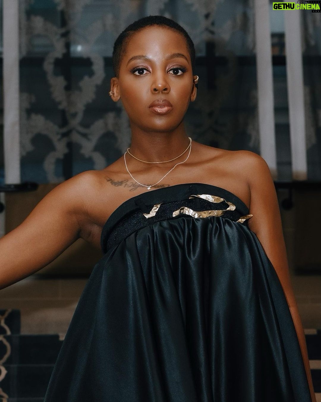 Thuso Mbedu Instagram - L’ORÉAL Family Dinner Captured by @_rtcstudios @aust_malema Styled by @chloeandreawelgemoed Dress @willetdesignscouture Shoes and bag @stevemaddensa Jewelry @lovisajewellery #LeDefileLoreal #WalkYourWorth #LorealPFW
