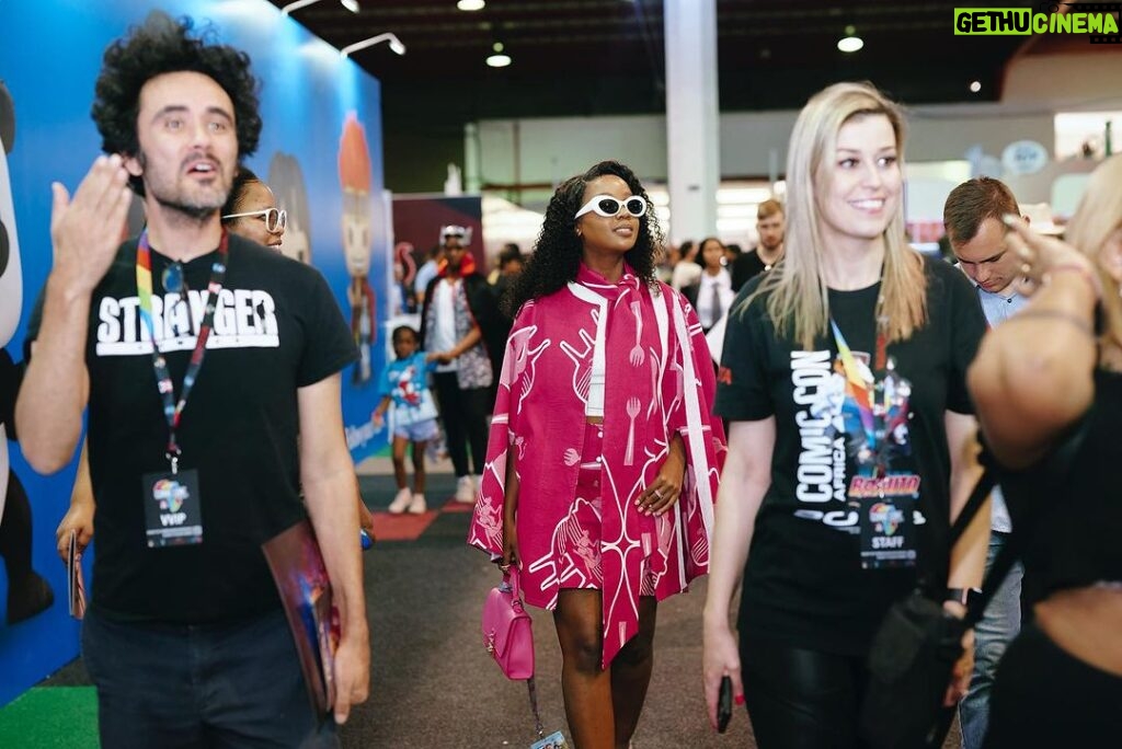 Thuso Mbedu Instagram - Thank you @comicconafrica for making my very first Comic Con experience such a wonderful one. I think it’s beautiful that my first experience was not only in my home country but it was with my first comic🫶🏾 Thank you @sebastian.a.jones and @strangercomics for letting me co-pen an episode of Niobe’s epic story! Thank you to everyone who received us so well. I appreciate you❤️ Captured by @_rtcstudios @aust_malema Styled by @chloeandreawelgemoed in @thebemagugu Shoes and bag @stevemaddensa Shades @sunglasshut Accessories @lovisajewellery Makeup @nonifemi_makeup