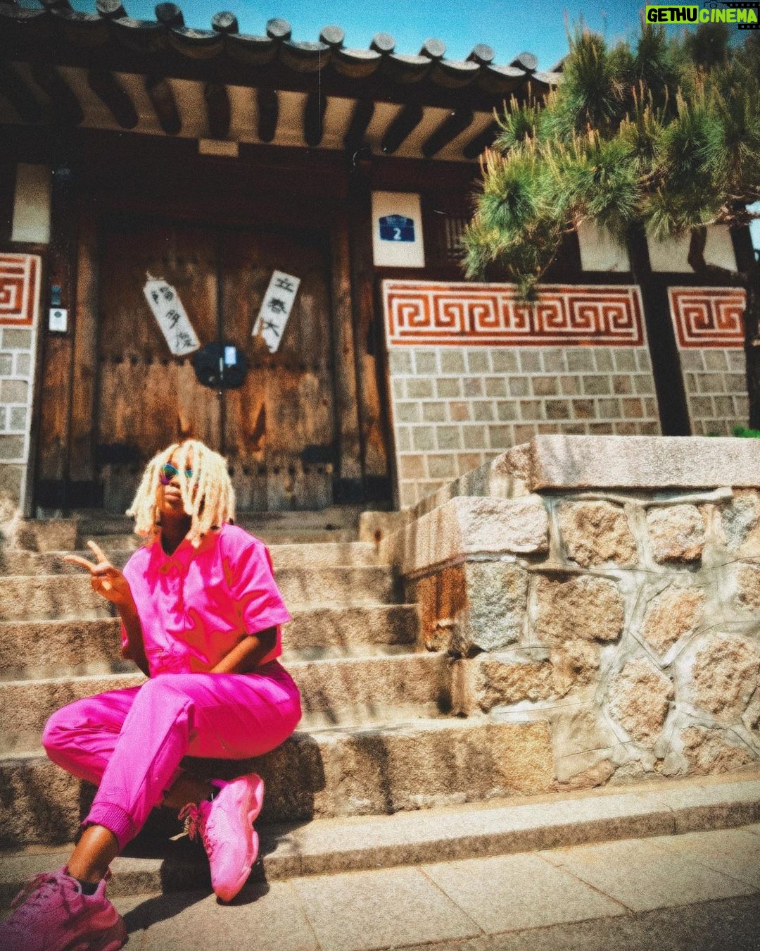 Thuso Mbedu Instagram - Seoul time ✌🏾 🫰🏾 Seoul, South Korea