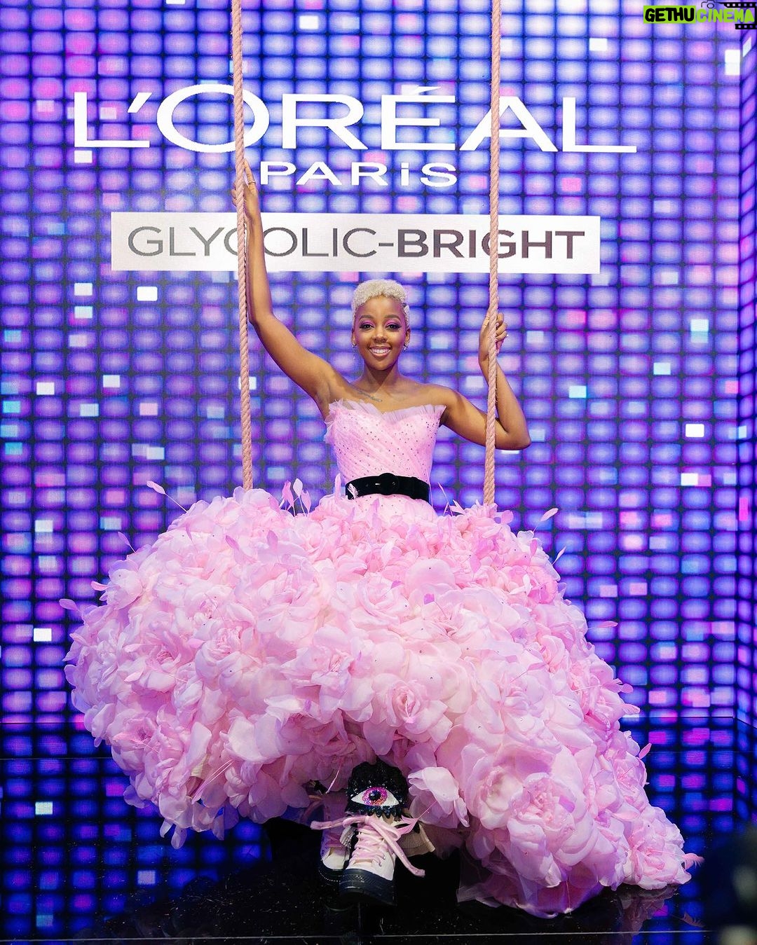 Thuso Mbedu Instagram - What do we call it when the dream you didn’t dare to dream becomes a reality? 😯 Whatever that word is, it’s what we will call the night of @lorealparis in Sub-Saharan Africa as words are clearly failing me 😭 Thank you to every single person who made this a night to remember. A triple special shout-out to my team who made me look so dreamy. Designers @willetdesignscouture Styled by @chloeandreawelgemoed Hair @urban_mimz Makeup @nonifemi_makeup Jewelry @nungudiamonds Captured by @_rtcstudios #WorthIt #LorealParis Johannesburg, South Africa