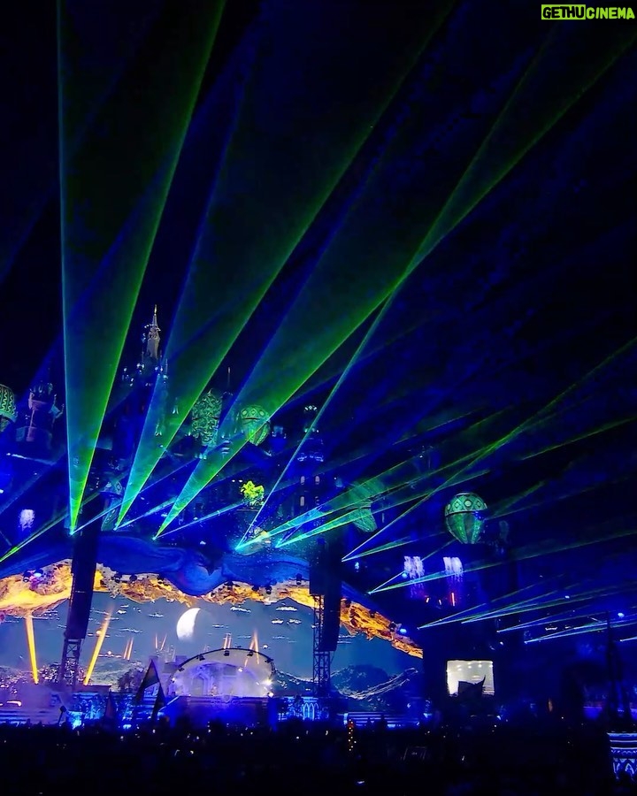 Tiësto Instagram - A few of my favorite moments from @tomorrowland ! What was yours ?!! 💫💫 Full performance now streaming on my YouTube.