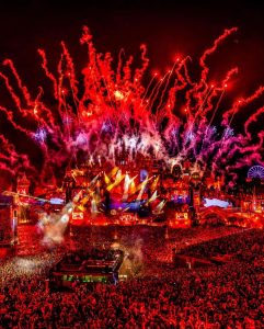 Tiësto Instagram - When I tell my kids I have to go to “work” and they see me closing the MainStage @tomorrowland 🤣 Tomorrowland