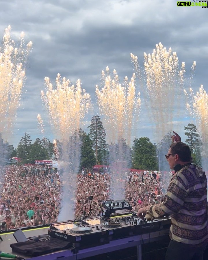 Tiësto Instagram - I am so lucky to perform for these amazing crowds around the world! 🙏🏻❤️ @stavernfestivalen @beats.for.love