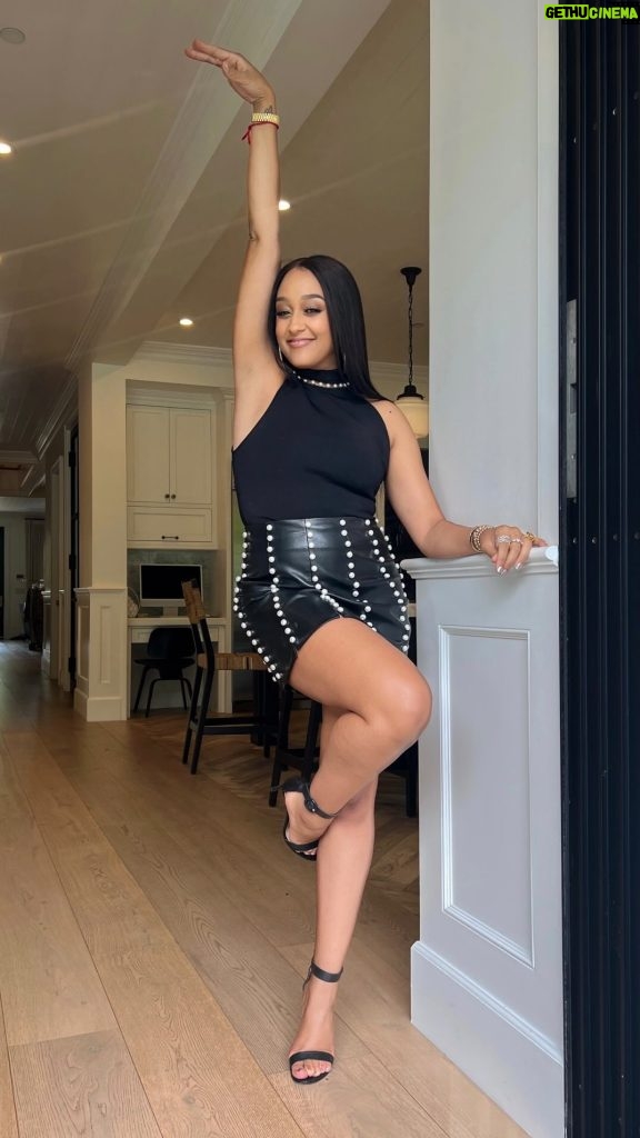 Tia Mowry Instagram - I consistently receive comments like, “Your laugh makes me laugh!” It’s truly a blessing to realize that my joy has the power to brighten other people’s days and even inspire them to take a moment and share in the laughter with me. So, consider this your friendly reminder to let out a few extra hearty laughs today! 💕