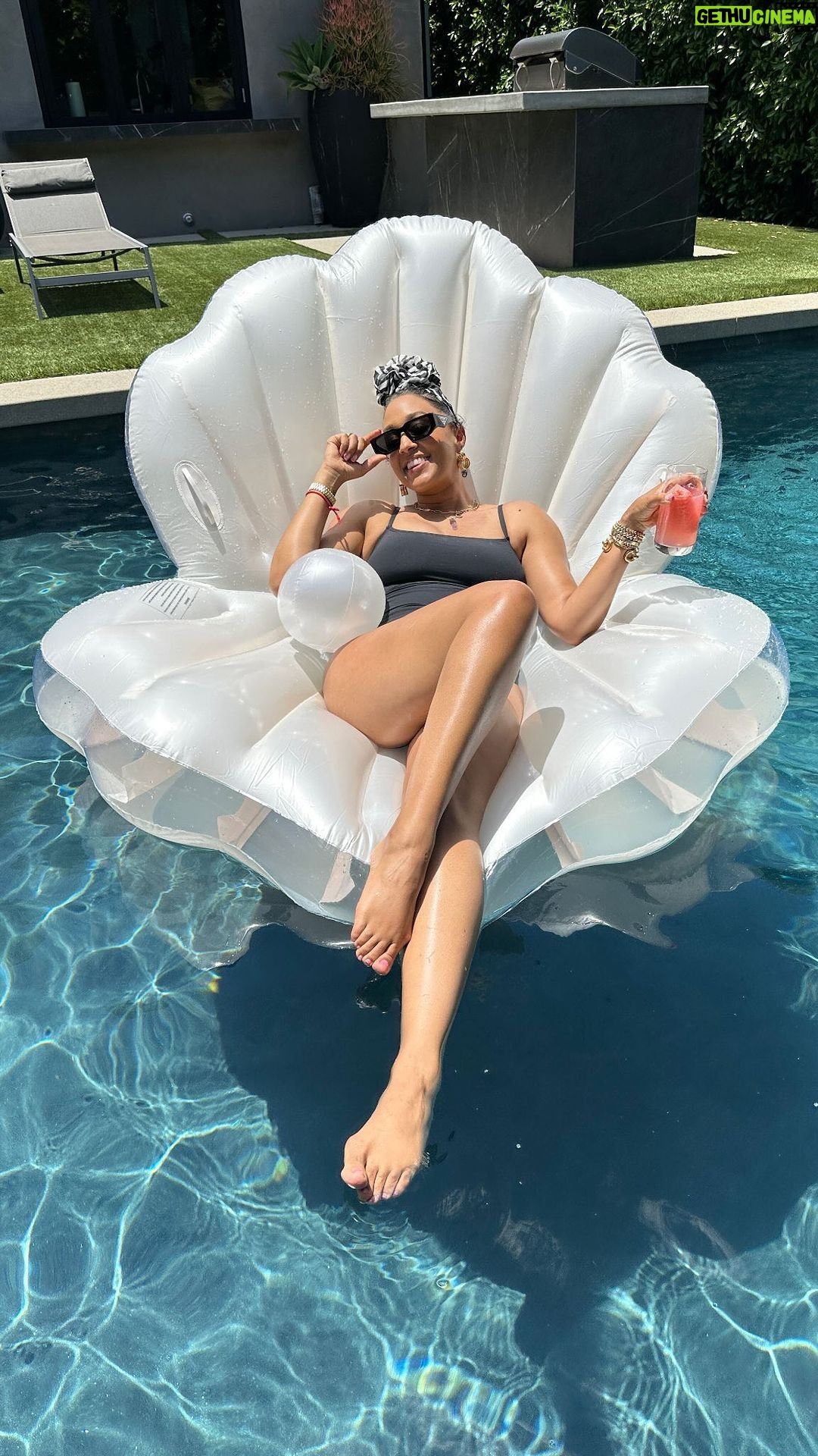 Tia Mowry Instagram - Sun on my skin, cocktail in my hand, and curls that stay frizz-free… yeah I’m living my best life! ☀️🍹➰