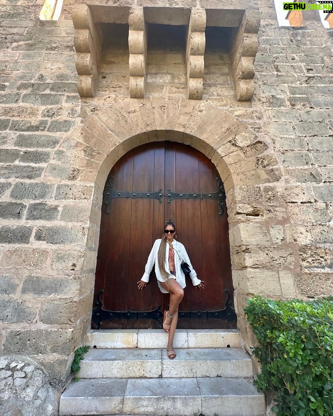 Tia Mowry Instagram - Who am I when I am not Tia the mom, Tia the actress, or Tia the sister? Over the past year, I've earnestly embarked on a journey to discover more about myself and determine what I truly desire in life. While I undeniably cherish the various roles I play in my life, it became imperative for me to delve deeper into understanding who Tia, the individual, is and what brings happiness to her life. This retreat hosted by @michaelatrimble was precisely what I needed at this point in my life. During my time there, I devoted a significant portion to journaling and focused on expressing the emotions and thoughts that I've been navigating throughout the year. A major revelation for me was the recognition that I am in a perpetual state of evolution, and not only is this acceptable, but it's actually wonderful. It signifies personal growth and the capacity to acquire knowledge and self-improvement. The more I prioritize self-care and ensure my own well-being, the more effectively I can support and assist others. Once my cup is full, I can be better at filling up those in my community!