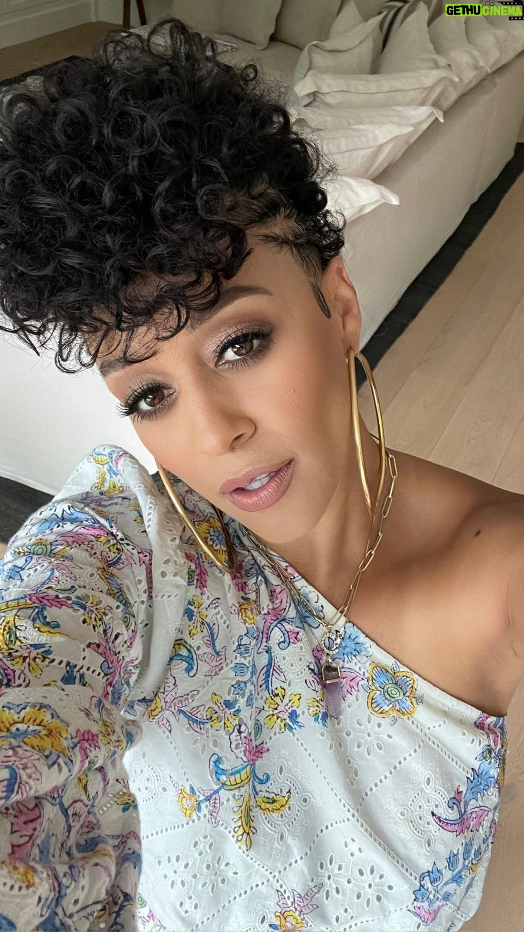Tia Mowry Instagram - A quick summer GRWM to turn up the shine, smooth out the frizz, and keep curls defined and bouncy with @4ubytia’s Style & Refresh bundle: 1️⃣ Revive your curls with Curl Refresher Mist for an instant uplift. 2️⃣ Combine Leave-In Curl Cream with Multi-use Hair Oil to deeply moisturize and smooth curls. 3️⃣ Gently twist using Curl Defining Gel to enhance the definition of your curl pattern. 4️⃣ Give those curls some bounce by setting the look using a diffuser - and viola! Get your curls poppin’ this summer now at 4UbyTia.com and @walmart! 🛒