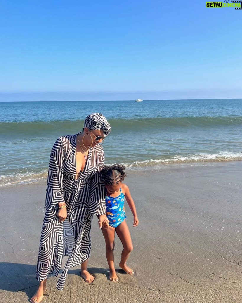 Tia Mowry Instagram - I am so happy I got to spend some time with my beautiful cousin @flowersake and my sweet daughter, Cairo, at the beach 🏖️ There is something so beautiful and healing that I have found in my friendships with the women in my life, and I want to spotlight the amazing Black women in my community who have been an essential part of my journey. There is understanding, compassion, and empathy that are built into these friendships, and an undeniable sense of affirmation that comes from being with my girls. As I continue to grow and heal, I want my little girl to also know and understand the beauty of Black Girl Magic 🫶🏽