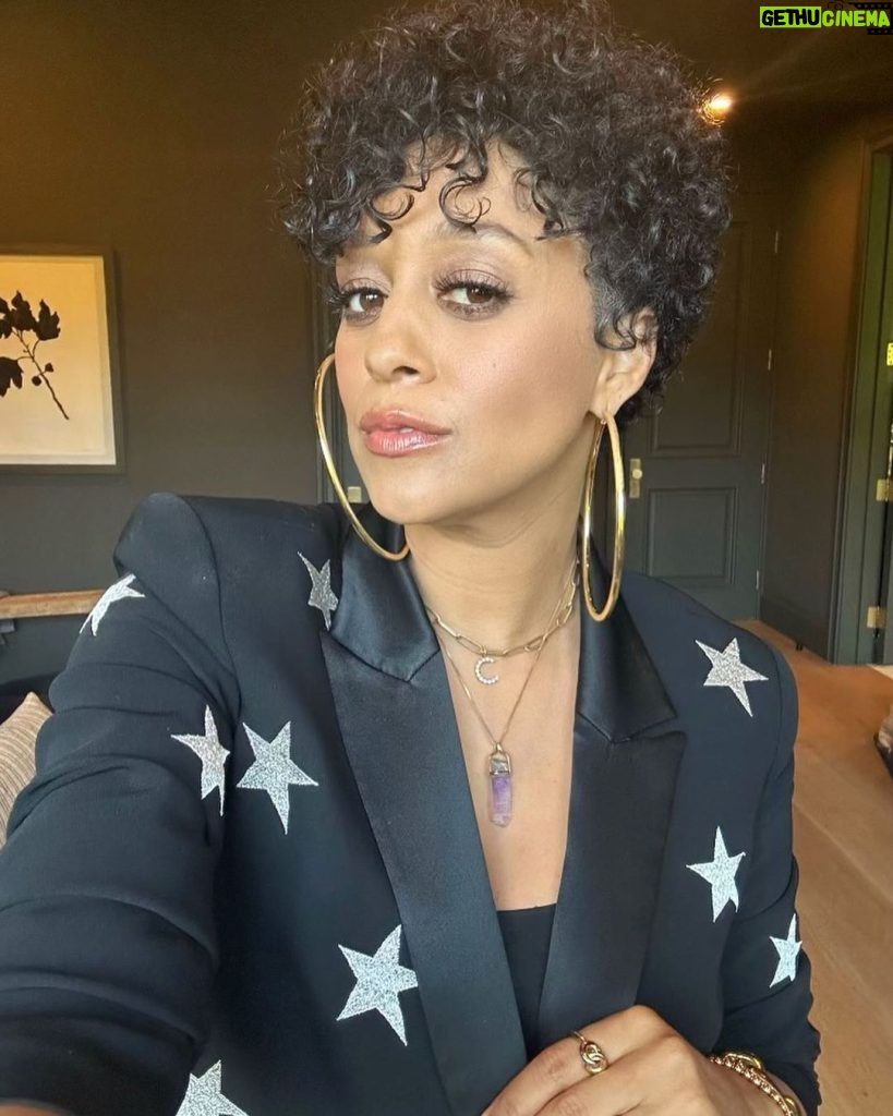 Tia Mowry Instagram - There’s something so bittersweet about a nice chop. It feels like a release of old memories, both good & bad, but also, an exciting start to a new era. I’m ready to embark on this chapter of my journey, and everyone knows that there’s nothing more monumental to mark it with than a fresh cut 💇🏽‍♀️
