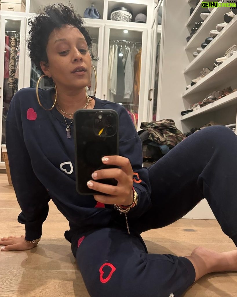 Tia Mowry Instagram - There’s something so bittersweet about a nice chop. It feels like a release of old memories, both good & bad, but also, an exciting start to a new era. I’m ready to embark on this chapter of my journey, and everyone knows that there’s nothing more monumental to mark it with than a fresh cut 💇🏽‍♀️