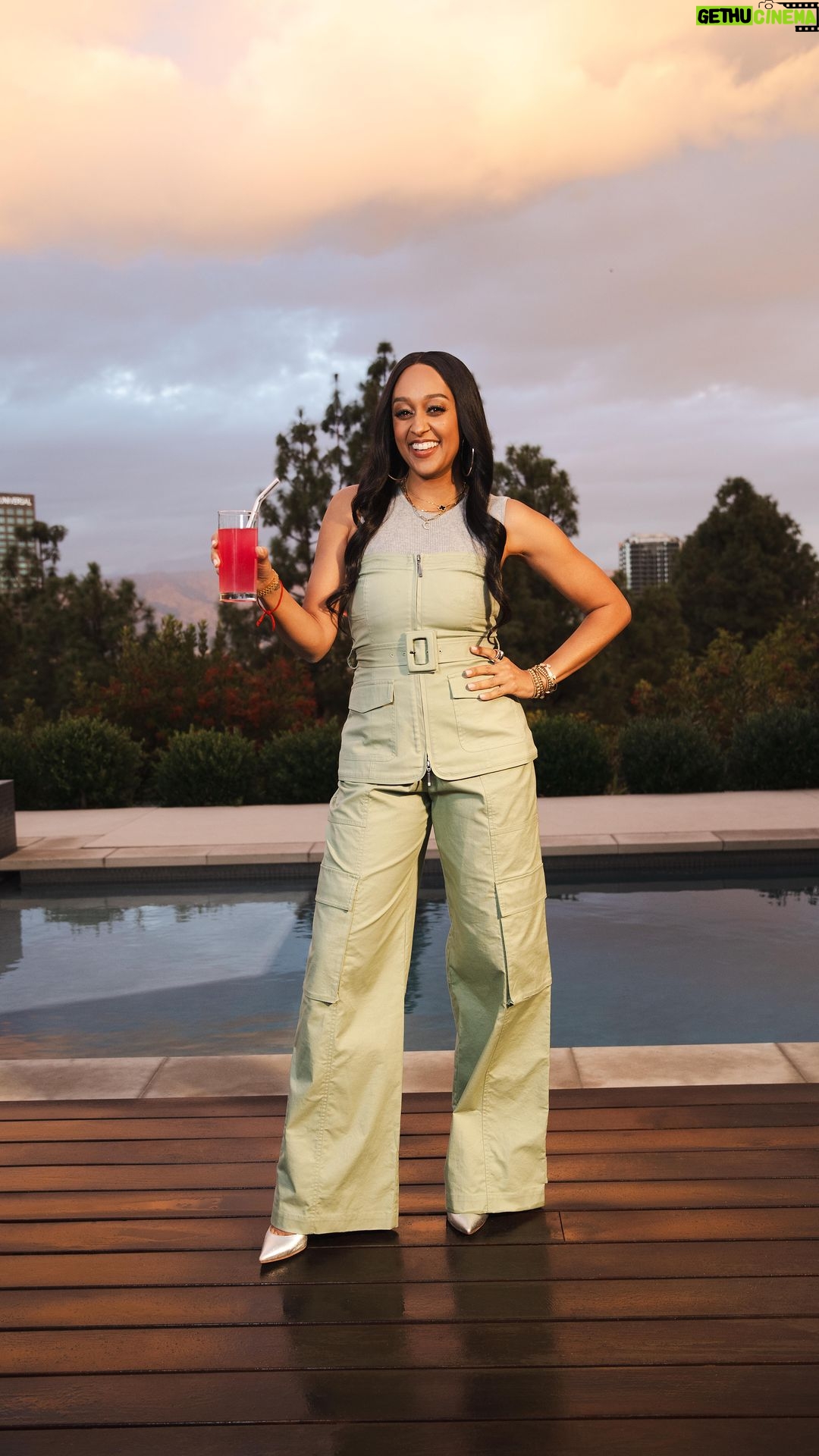 Tia Mowry Instagram - Ladies Night is in full effect!ššŖ© As someone who loves a good mocktail, I always want to make sure that my ingredients arenāt loaded with harmful and unhealthy preservativesā Thatās why these LāEvate You Alert and Focus powders are perfect! They can promote daily #focus, support #memory, and boost #alertness without any sugar or caffeineš Comment āFOCUSā below and Team LāEvate You will DM you the recipe for my delicious Memory Mocktailšø So cheers to all of my mocktail drinkers! Happy Galentines Day š . . . #LevateYou #LevateYourHealth #memory #memorytips #focus #huperzinea #mcharge #cherry #mocktail #mocktailrecipe #tiamowry #healthyrecipes
