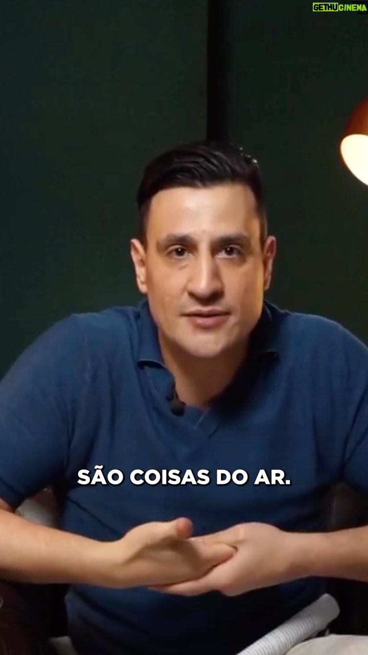 Tiago Pavinatto Instagram - Existe diferença entre política e ideal! Você concorda comigo?👇