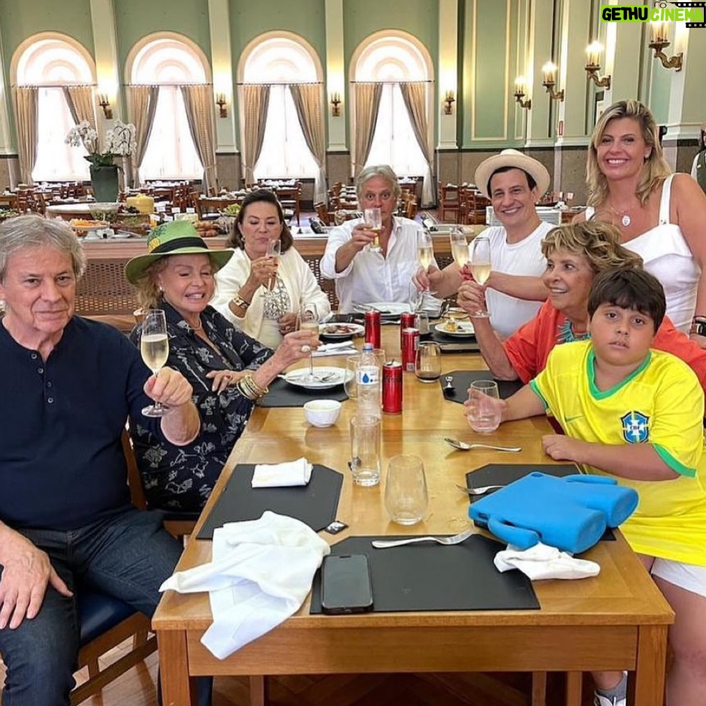 Tiago Pavinatto Instagram - Foi um final de semana de doer a barriga de tanto rir. Essa turma é do cacique! Grande Hotel Termas de Araxá