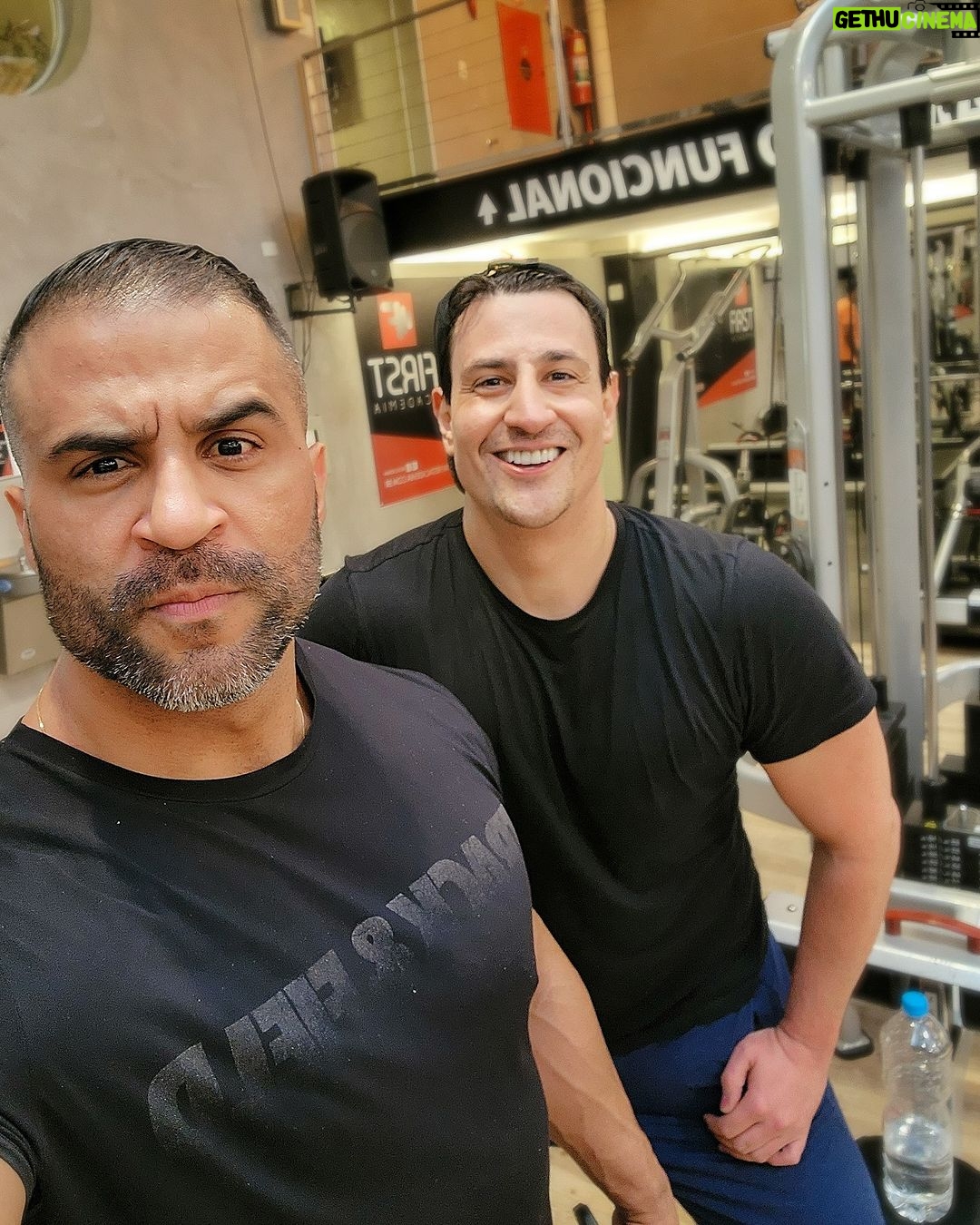 Tiago Pavinatto Instagram - Como eu costumo dizer: NÃO TENHO ALUNOS, TENHO AMIGOS! . Pavivi, o louco mais louco dos loucos. Nosso herói!!! Te amo meu irmão. . @pavinatto First Academia