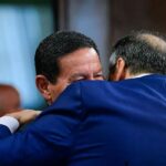 Tiago Pavinatto Instagram - Próxima novela do plimplim: O Comunista e o General.