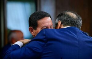 Tiago Pavinatto Instagram - Próxima novela do plimplim: O Comunista e o General.