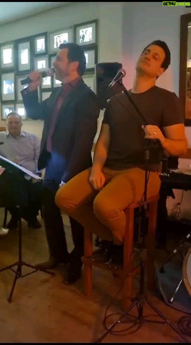 Tiago Pavinatto Instagram - Nada melhor que começar a semana com música, e nesta oportunidade, que melhor que ouvir Perfidia na voz da nova dupla musical de São Paulo: Segré-Pavinatto @pavinatto que cada dia canta melhor, está preparando seu show pessoal para o mês de maio Aguardem que teremos novos spoilers das novidades musicais de 2024 Dia 10 de fevereiro tem mais no @quattrinorestaurante Reservas 11 99716-1151