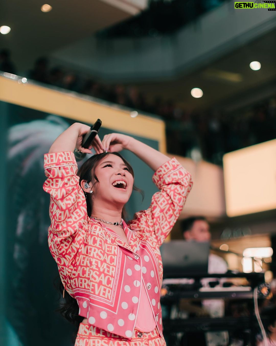 Tiara Andini Instagram - Seruu banget nyanyi di mall 🤩