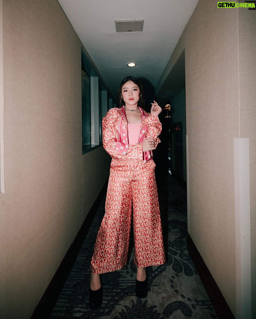 Tiara Andini Instagram - Seruu banget nyanyi di mall 🤩