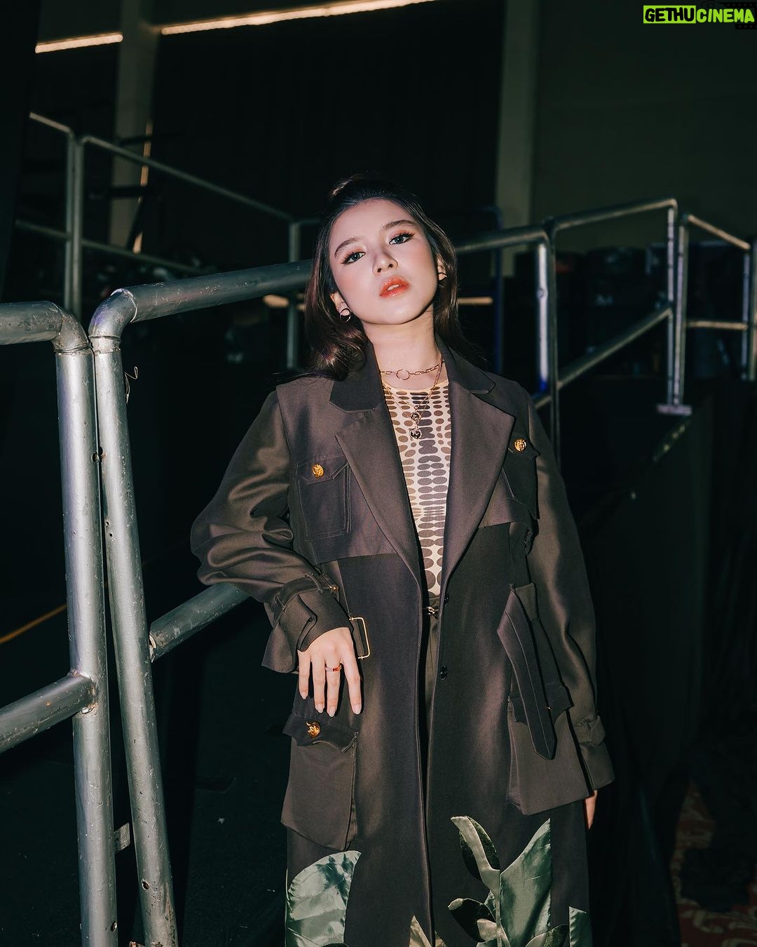 Tiara Andini Instagram - Adakah cara lain tuk bahagia? (Jawab sesuai bahasa kalian dongš¤«) . . . wearing @hiantjen