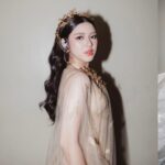 Tiara Andini Instagram - Aku pingin sharing ke kalian tentang ini, tapi sedikit personal gapapa ya? Billion songs concert hari itu adalah momen yang membanggakan, menyenangkan, dan mengharukan buat aku. Bangga dan bersyukur banget rasanya aku bisa jadi salah satu cerita yang dipilih untuk ikut mengukir history papa yovie @ywpiano. Aku mau ngucapin terima kasih buat papa yovie yang sudah ngasih banyak pengalaman berharga buat aku, salah satunya mengenal lebih dekat kakak kakak kahitna. Aku seneng banget dikasih kesempatan dekat dengan kak mario, mas hedi, dan mas carlo dari konser "Bahaya Mantan Terindah". Di Billion Songs Concert malam itu, aku terharu tapi jujur sedih juga. Karena yang biasanya kalo ketemu kakak kakak kahitna itu bertiga, ini tinggal berdua. Momen2 disaat masih lengkap itu kalo diinget sekarang, ternyata mahal banget harganya. Nggak ternilai malah. Aku jadi belajar, bahwa kita harus banyak banyak menikmati dan bersyukur disetiap waktu yang ada dengan orang orang di sekitar kita. Karena siapa tau kita nggak diberi kesempatan untuk berbagi cerita lagi di kemudian hari. Walaupun kahitna sudah tidak bertiga lagi, tapi aku yakin mas carlo ikut bahagia di Surga melihat kita semua berhasil dan sukses di konser malam itu🤍 Papa yovie, makasih ya udah kasih kesempatan berharga itu buat aku☺️🤗 Banyak sekali momen yang terjadi di dalam foto foto ini. Dan keberhasilanku gaakan terjadi kalo nggak dibantu sama papa mama, my glam and music team, dan orang orang disekelilingku yang aku sayang. Oiyaa karena konser ini juga aku bisa ngobrol sama kak yaya lagi😫 wkwk malu. Yaa gitudeh pokonya. Itu aja cerita dari aku. Sekian dan terima gaji. 👗 : @rikkisi @hiantjen @rinaldyyunardi @lisajuofficial 💄 : @vs_makeupstudio @silvihairdo 📸 : @fawzypadly