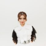 Tiara Andini Instagram - Posting foto ini sambil nontonin kembang api di Jakarta. Kalo kalian sambil ngapain? 📸: @fawzypadly 💄: @vs_makeupstudio @silvihairdo 👗: @faberyfab @suedesonofficial