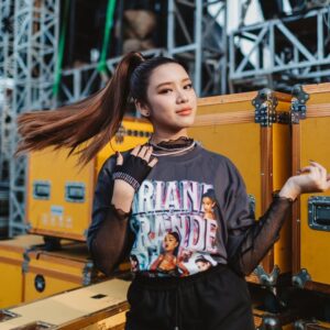 Tiara Andini Instagram - Kira kira kota mana lagi ya yang harus aku ajak nyanyi bareng?