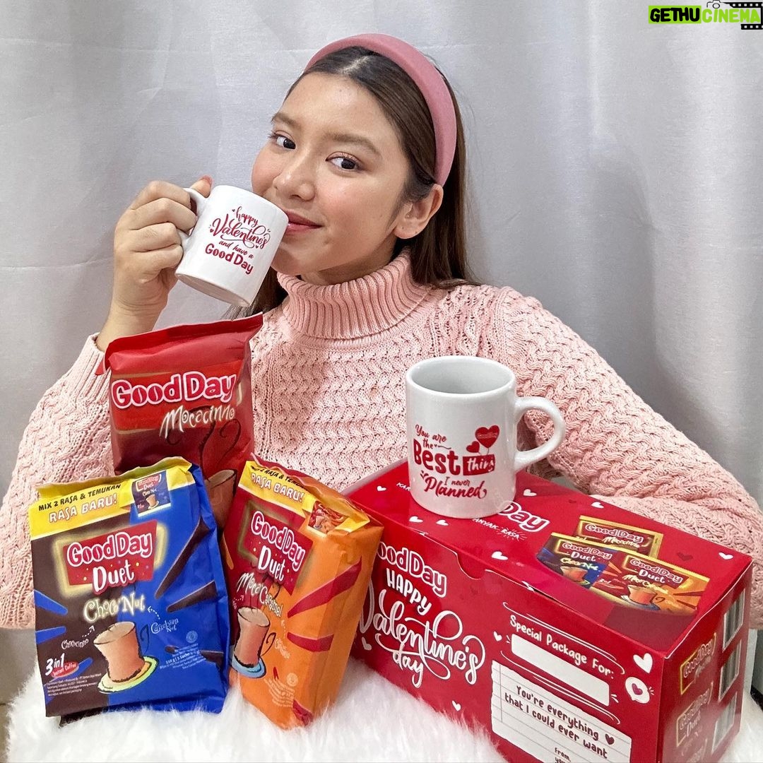 Tiara Andini Instagram - Selamat hari kasih sayang semuanyaaaaa! ❤️ Aku suka banget minum Kopi Good Day pas lagi me time atau sama orang-orang terdekat aku pas kita semua lagi quality time bareng. Nah, di momen Valentine ini, Kopi Good Day launching Special Edition Valentine Giftpack yang bisa kalian dapatkan di supermarket & hypermarket terdekat di kota kamu loh! 🥰 Pas dapet Good Day Valentine Giftpacknya aku hepi abisssss, apalagi pas tau @gooddayid lagi ngadain Photo Competition #BerduaBanyakRasa dan kasih hadiah couple gift yang warbyasah keceeeee! Kepoin instagram Good Day buat detailnya ya, wajib banget deh ikutannn! 🤗
