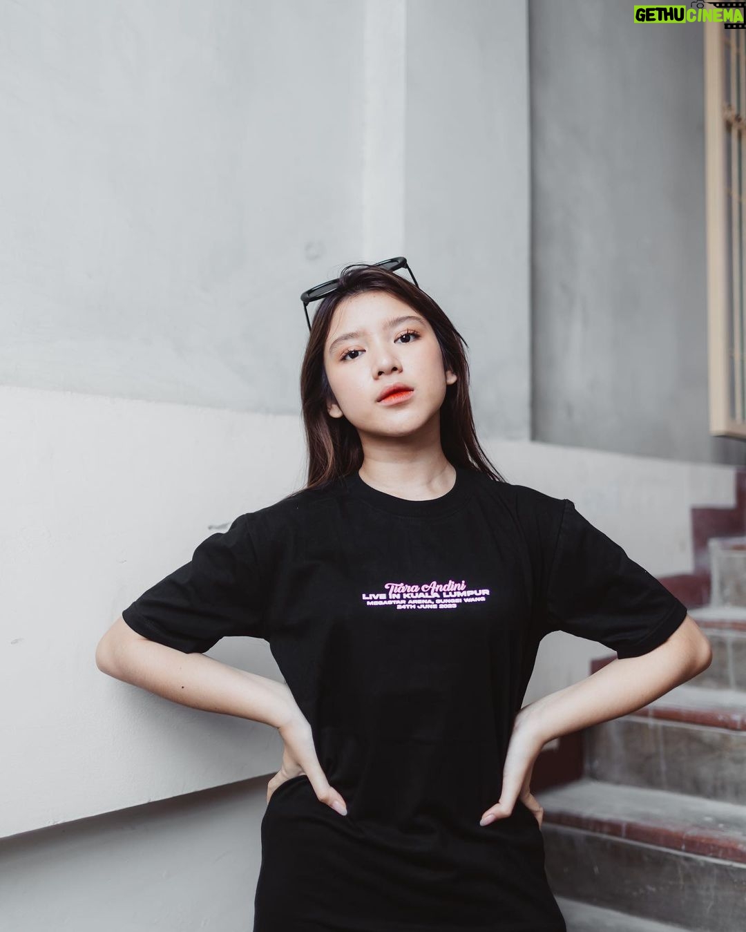 Tiara Andini Instagram - Mau? Tinggal pilih di bio @tiaraandini.merch