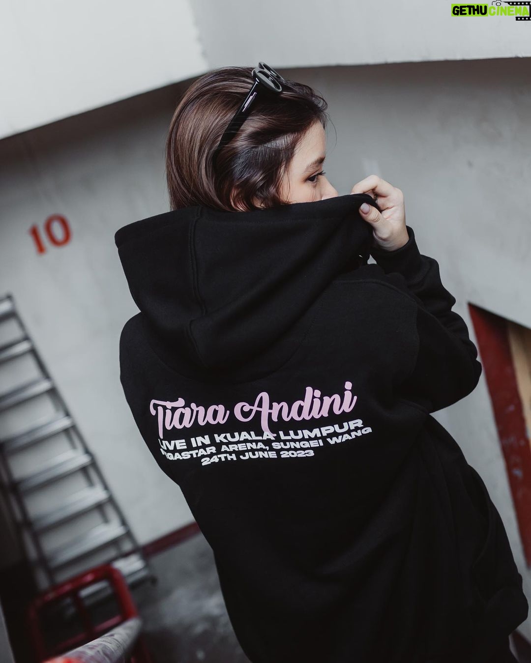 Tiara Andini Instagram - Mau? Tinggal pilih di bio @tiaraandini.merch