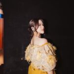 Tiara Andini Instagram - Aku pingin sharing ke kalian tentang ini, tapi sedikit personal gapapa ya? Billion songs concert hari itu adalah momen yang membanggakan, menyenangkan, dan mengharukan buat aku. Bangga dan bersyukur banget rasanya aku bisa jadi salah satu cerita yang dipilih untuk ikut mengukir history papa yovie @ywpiano. Aku mau ngucapin terima kasih buat papa yovie yang sudah ngasih banyak pengalaman berharga buat aku, salah satunya mengenal lebih dekat kakak kakak kahitna. Aku seneng banget dikasih kesempatan dekat dengan kak mario, mas hedi, dan mas carlo dari konser "Bahaya Mantan Terindah". Di Billion Songs Concert malam itu, aku terharu tapi jujur sedih juga. Karena yang biasanya kalo ketemu kakak kakak kahitna itu bertiga, ini tinggal berdua. Momen2 disaat masih lengkap itu kalo diinget sekarang, ternyata mahal banget harganya. Nggak ternilai malah. Aku jadi belajar, bahwa kita harus banyak banyak menikmati dan bersyukur disetiap waktu yang ada dengan orang orang di sekitar kita. Karena siapa tau kita nggak diberi kesempatan untuk berbagi cerita lagi di kemudian hari. Walaupun kahitna sudah tidak bertiga lagi, tapi aku yakin mas carlo ikut bahagia di Surga melihat kita semua berhasil dan sukses di konser malam itu🤍 Papa yovie, makasih ya udah kasih kesempatan berharga itu buat aku☺️🤗 Banyak sekali momen yang terjadi di dalam foto foto ini. Dan keberhasilanku gaakan terjadi kalo nggak dibantu sama papa mama, my glam and music team, dan orang orang disekelilingku yang aku sayang. Oiyaa karena konser ini juga aku bisa ngobrol sama kak yaya lagi😫 wkwk malu. Yaa gitudeh pokonya. Itu aja cerita dari aku. Sekian dan terima gaji. 👗 : @rikkisi @hiantjen @rinaldyyunardi @lisajuofficial 💄 : @vs_makeupstudio @silvihairdo 📸 : @fawzypadly