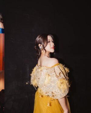 Tiara Andini Instagram - Aku pingin sharing ke kalian tentang ini, tapi sedikit personal gapapa ya?
Billion songs concert hari itu adalah momen yang membanggakan, menyenangkan, dan mengharukan buat aku. Bangga dan bersyukur banget rasanya aku bisa jadi salah satu cerita yang dipilih untuk ikut mengukir history papa yovie @ywpiano. Aku mau ngucapin terima kasih buat papa yovie yang sudah ngasih banyak pengalaman berharga buat aku, salah satunya mengenal lebih dekat kakak kakak kahitna. Aku seneng banget dikasih kesempatan dekat dengan kak mario, mas hedi, dan mas carlo dari konser "Bahaya Mantan Terindah". 
Di Billion Songs Concert malam itu, aku terharu tapi jujur sedih juga. Karena yang biasanya kalo ketemu kakak kakak kahitna itu bertiga, ini tinggal berdua. Momen2 disaat masih lengkap itu kalo diinget sekarang, ternyata mahal banget harganya. Nggak ternilai malah.
Aku jadi belajar, bahwa kita harus banyak banyak menikmati dan bersyukur disetiap waktu yang ada dengan orang orang di sekitar kita. Karena siapa tau kita nggak diberi kesempatan untuk berbagi cerita lagi di kemudian hari. Walaupun kahitna sudah tidak bertiga lagi, tapi aku yakin mas carlo ikut bahagia di Surga melihat kita semua berhasil dan sukses di konser malam itu🤍
Papa yovie, makasih ya udah kasih kesempatan berharga itu buat aku☺️🤗
Banyak sekali momen yang terjadi di dalam foto foto ini. Dan keberhasilanku gaakan terjadi kalo nggak dibantu sama papa mama, my glam and music team, dan orang orang disekelilingku yang aku sayang. 
Oiyaa karena konser ini juga aku bisa ngobrol sama kak yaya lagi😫 wkwk malu. 
Yaa gitudeh pokonya.
Itu aja cerita dari aku.
Sekian dan terima gaji.

👗 : @rikkisi @hiantjen @rinaldyyunardi @lisajuofficial 
💄 : @vs_makeupstudio @silvihairdo 
📸 : @fawzypadly