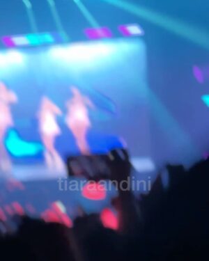 Tiara Andini Instagram - Kehebohanku nonton konser blackpink di Hongkong💞 
⚠️ati ati yang pake earphone⚠️