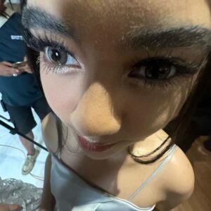 Tiara Andini Instagram - Bities fotosyut "MENYESAL" 
slide terakhir semoga myly, mootiara, zivellas tidak menyesal mengidolakan manusia seperti kami 😭